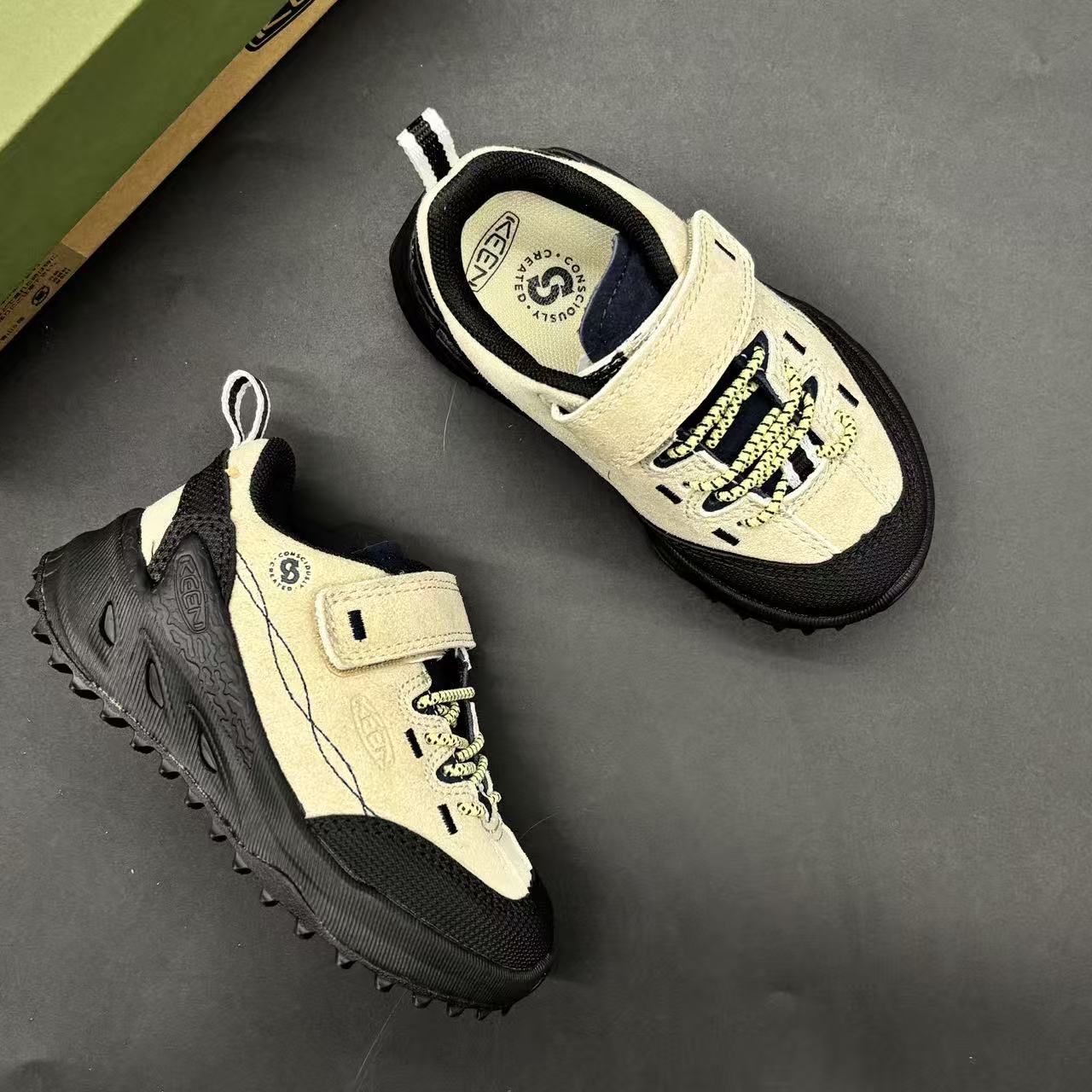 Children's shoes child